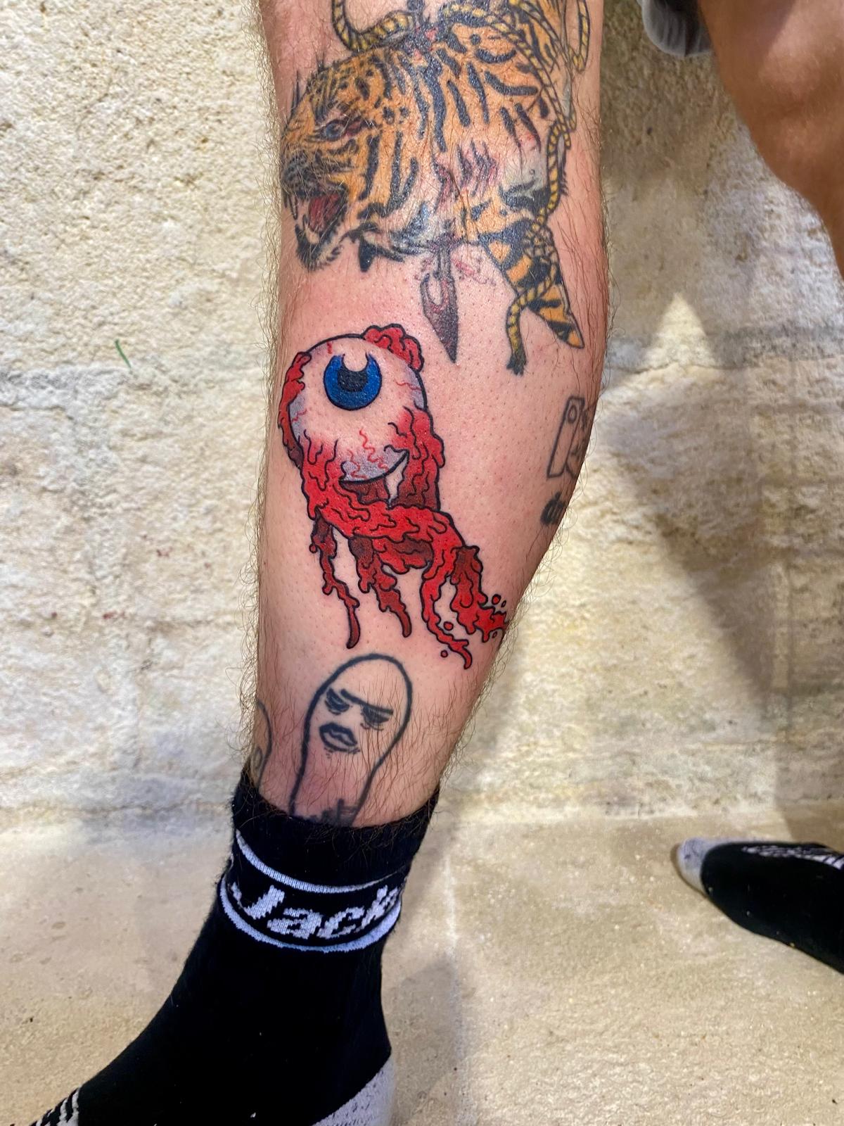 Œil sanglant cartoon en couleur sur mollet — Big Cyrus