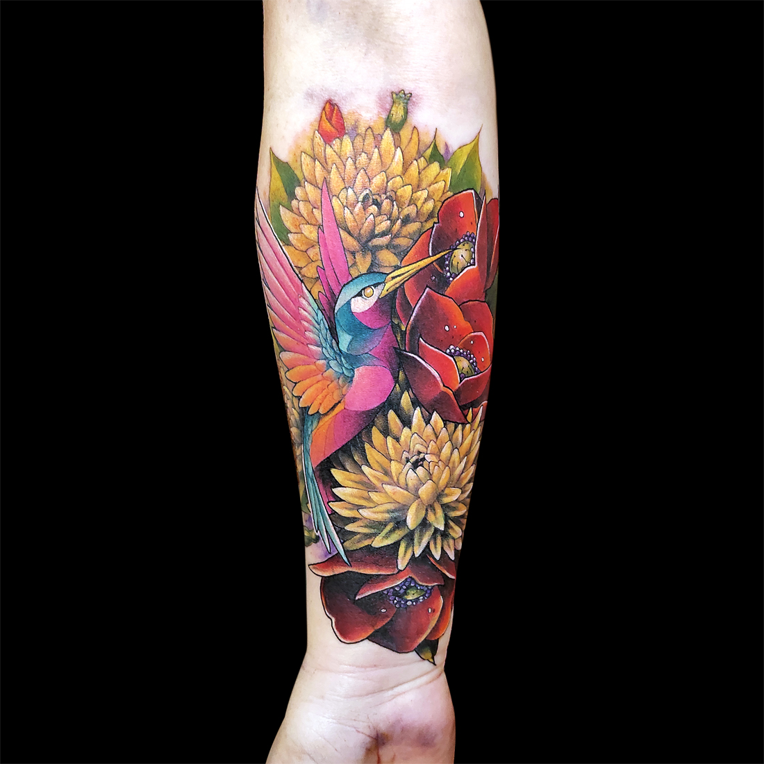 Colibri et fleurs couleur sur avant-bras par Dusty Brasseur
