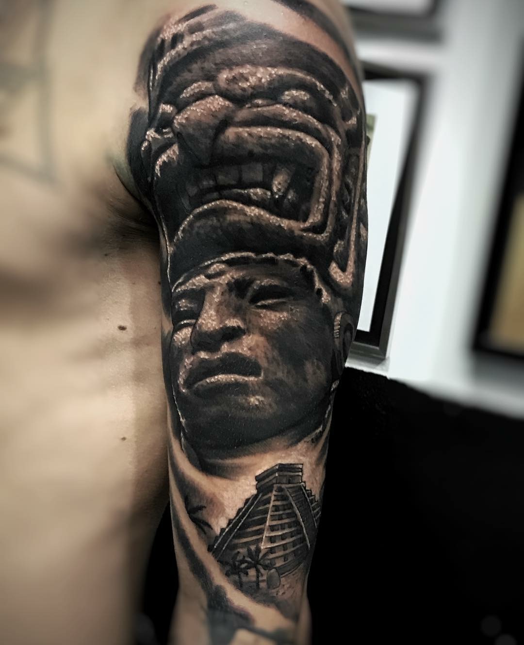 Guerrier maya et pyramide, réalisme noir & gris — Fabricio Mello