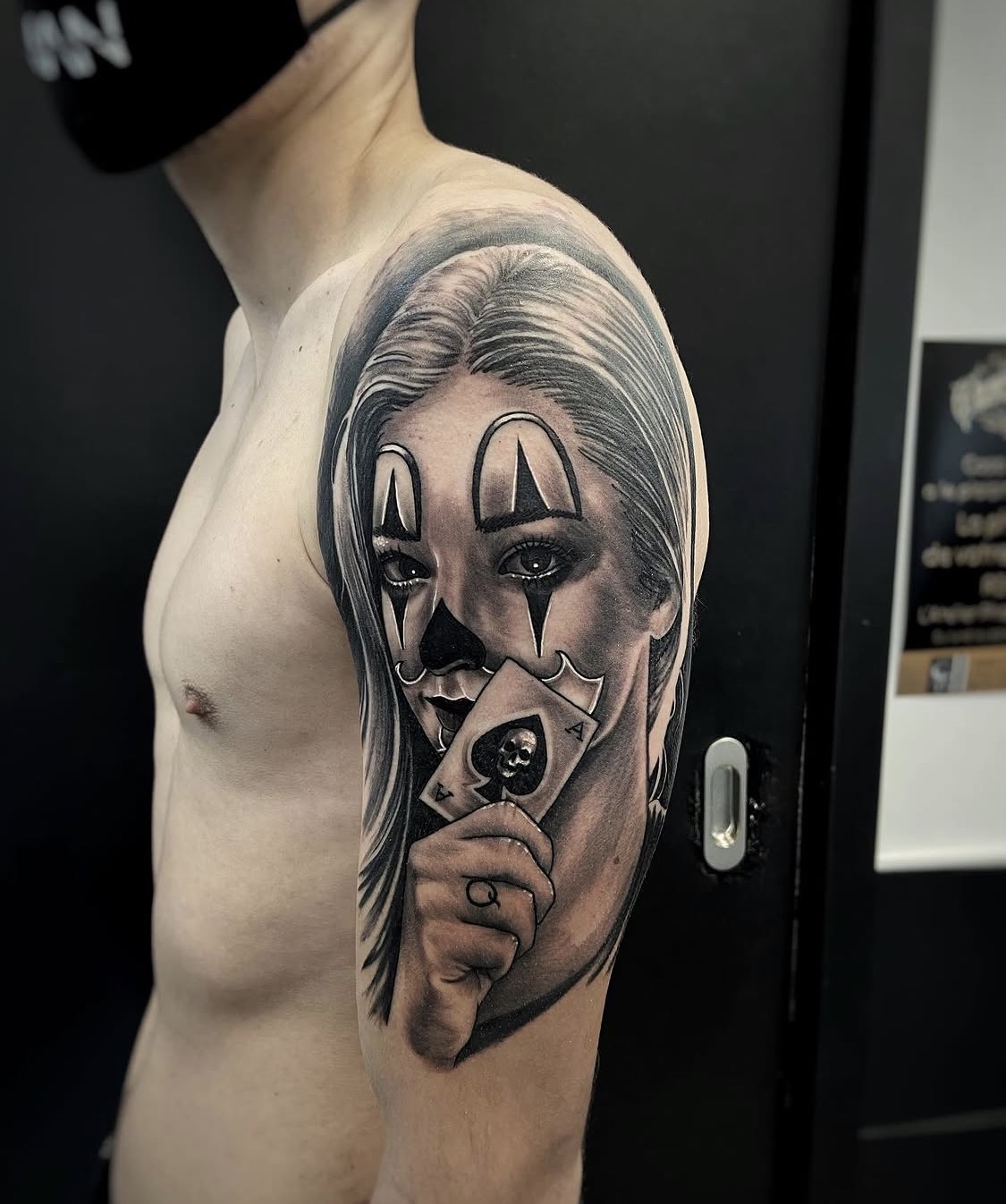 Chicano girl au maquillage de clown avec cartes, noir & gris — Fabricio Mello