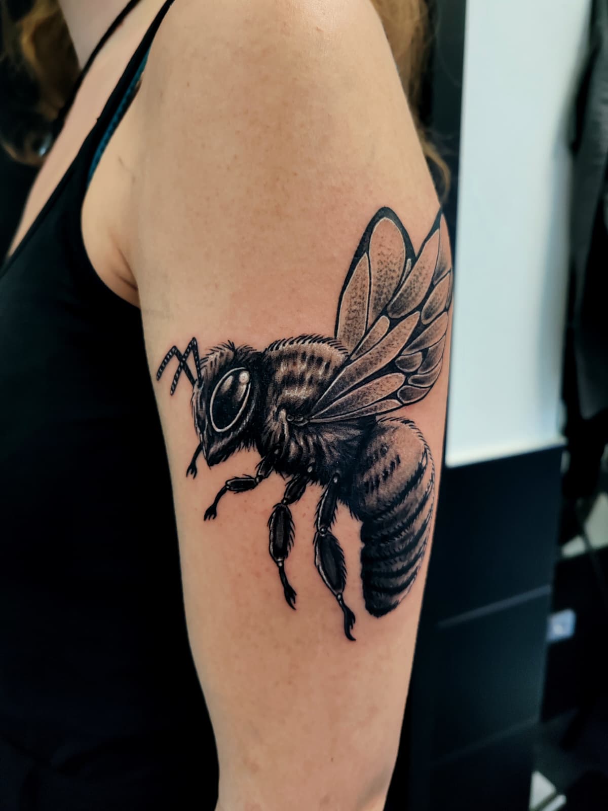 Abeille réaliste sur le bras, noir & gris — Pierre Cesbron