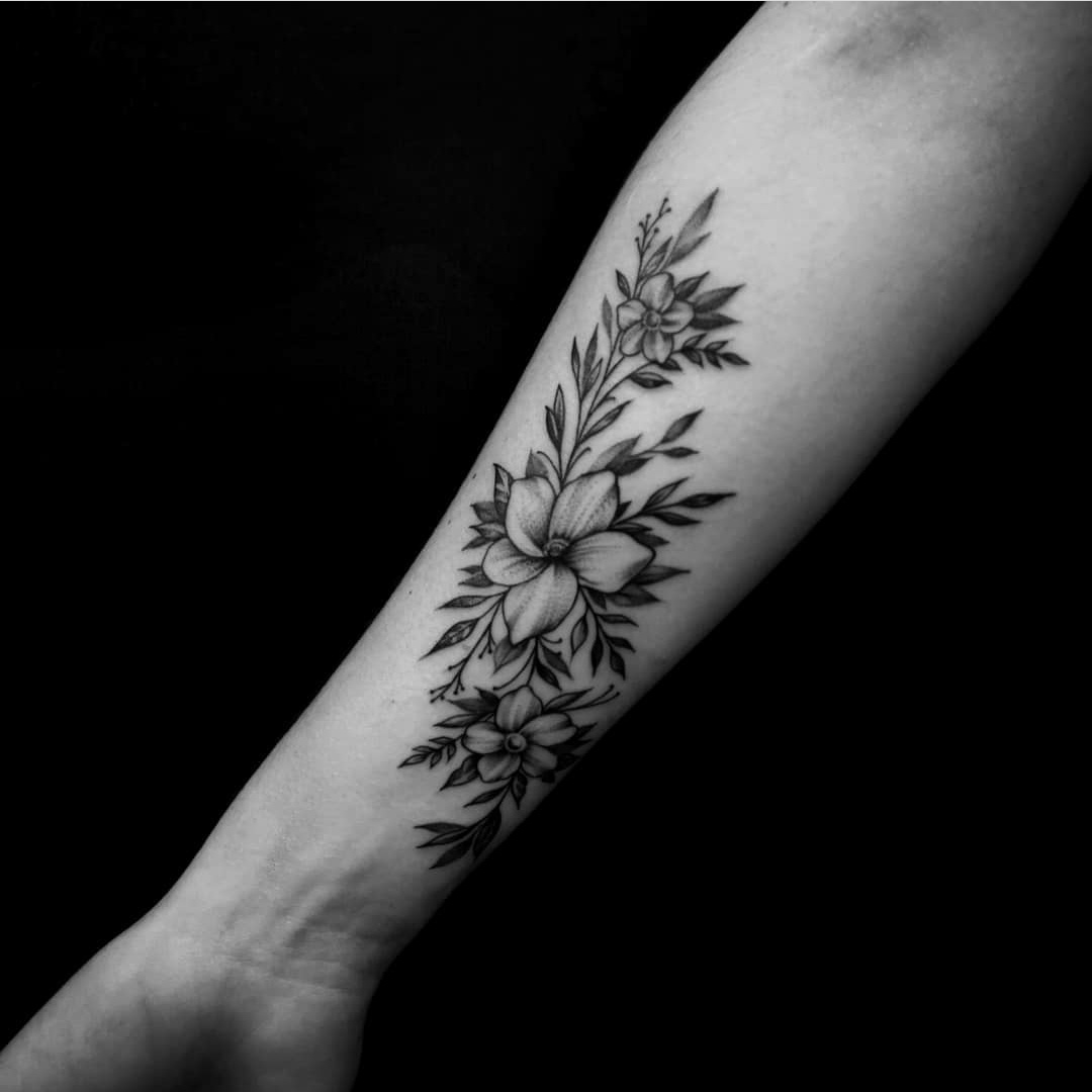 Composition florale fine sur avant-bras — Nik Costaz