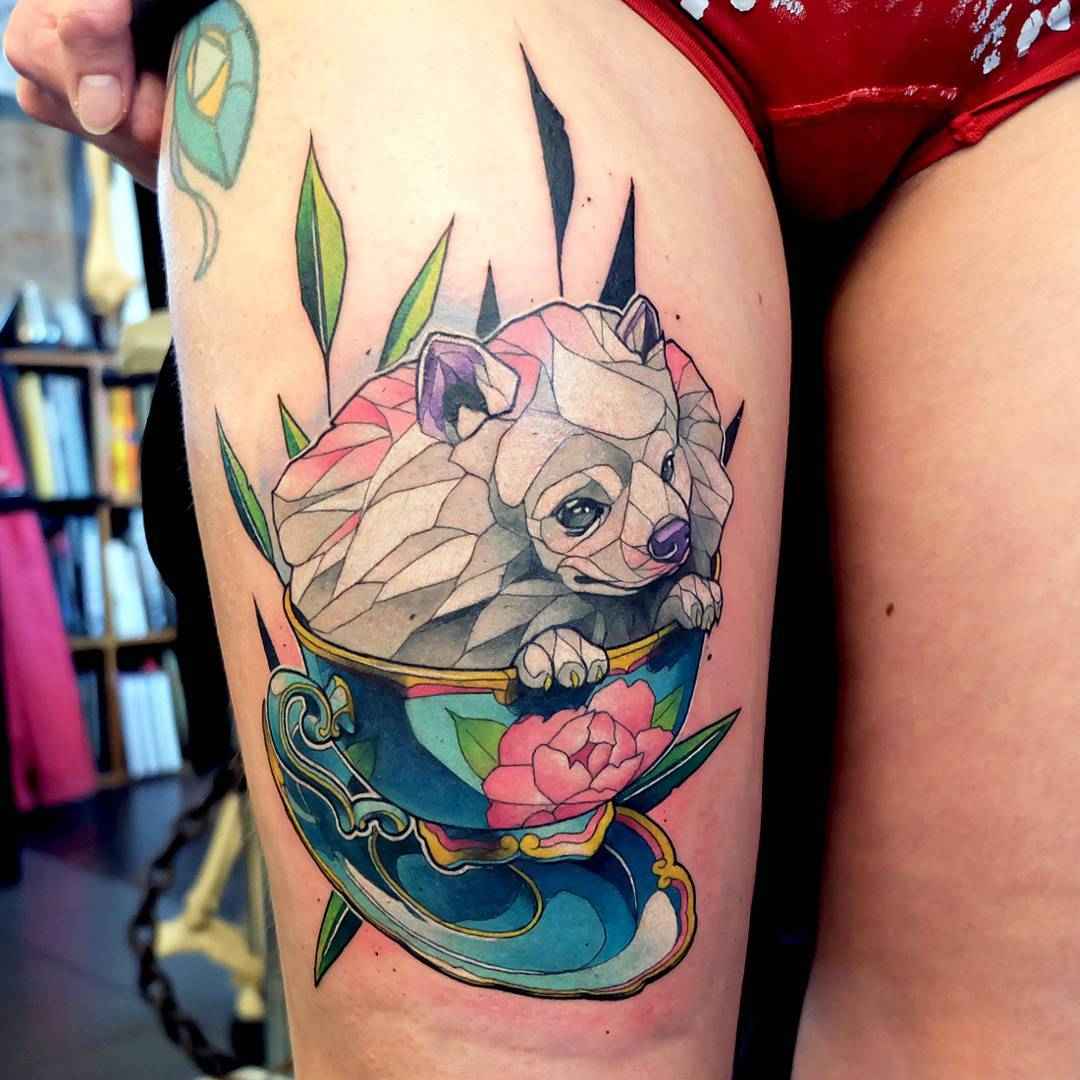 Tatouage couleur illustratif d'un wombat dans une tasse par Dusty Brasseur