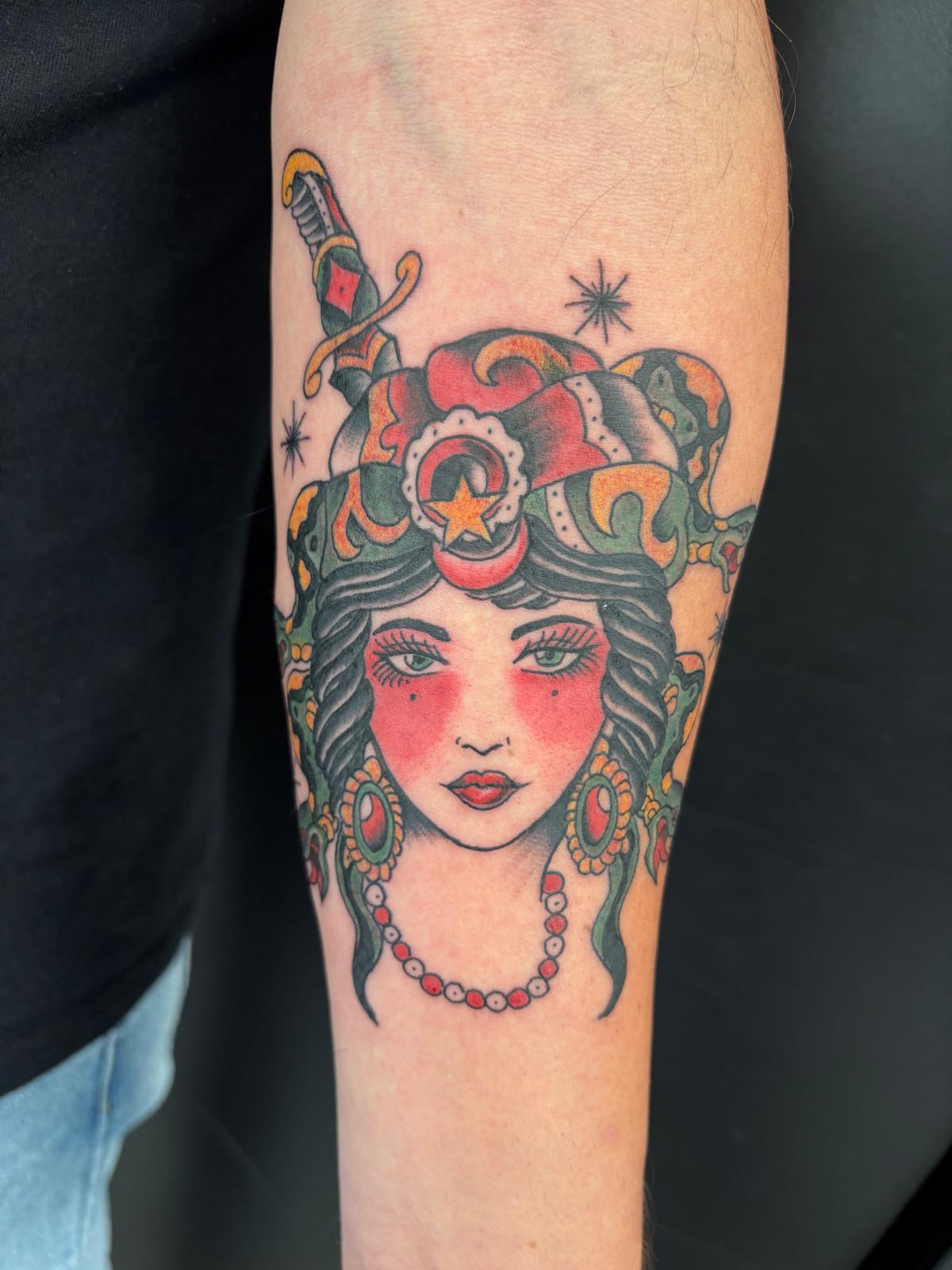 Gitane Medusa traditionnelle en couleur sur avant-bras — Big Cyrus