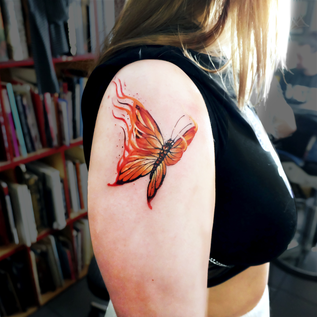 Papillon orange sur épaule par Dusty Brasseur