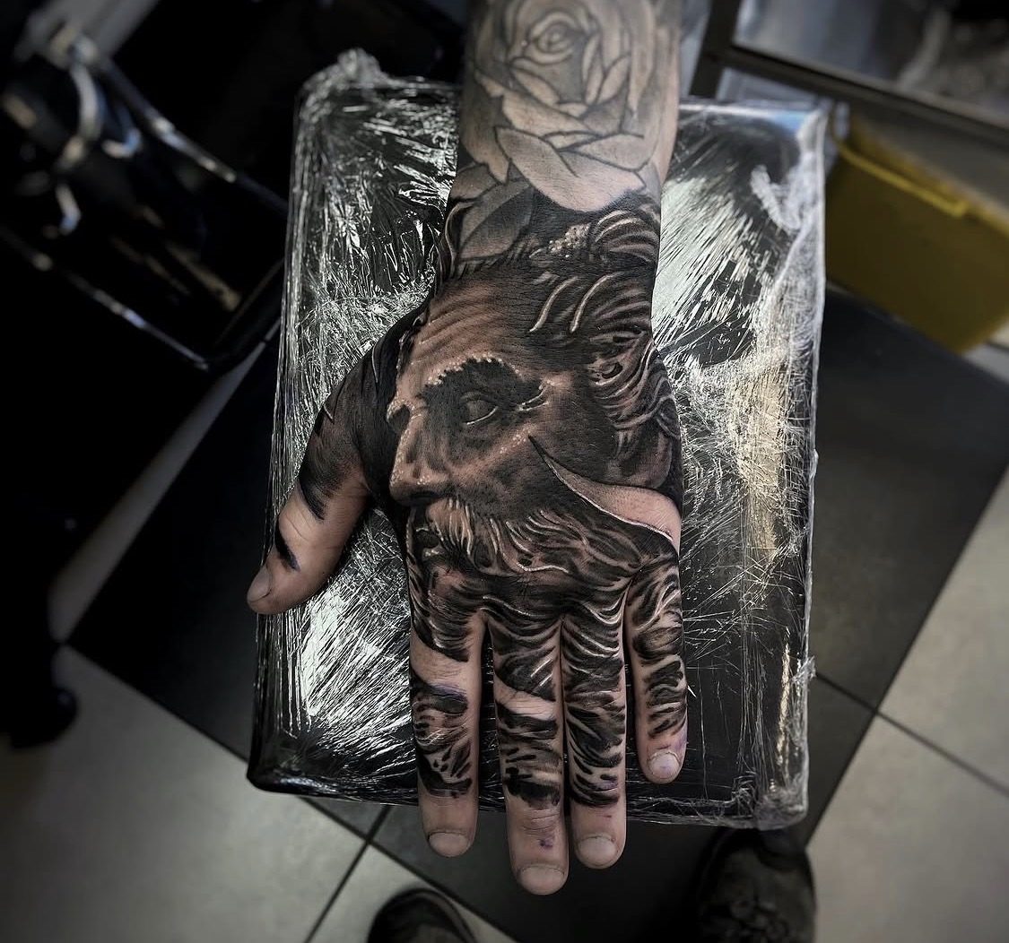Portrait de dieu grec sur la main, noir & gris — Fabricio Mello