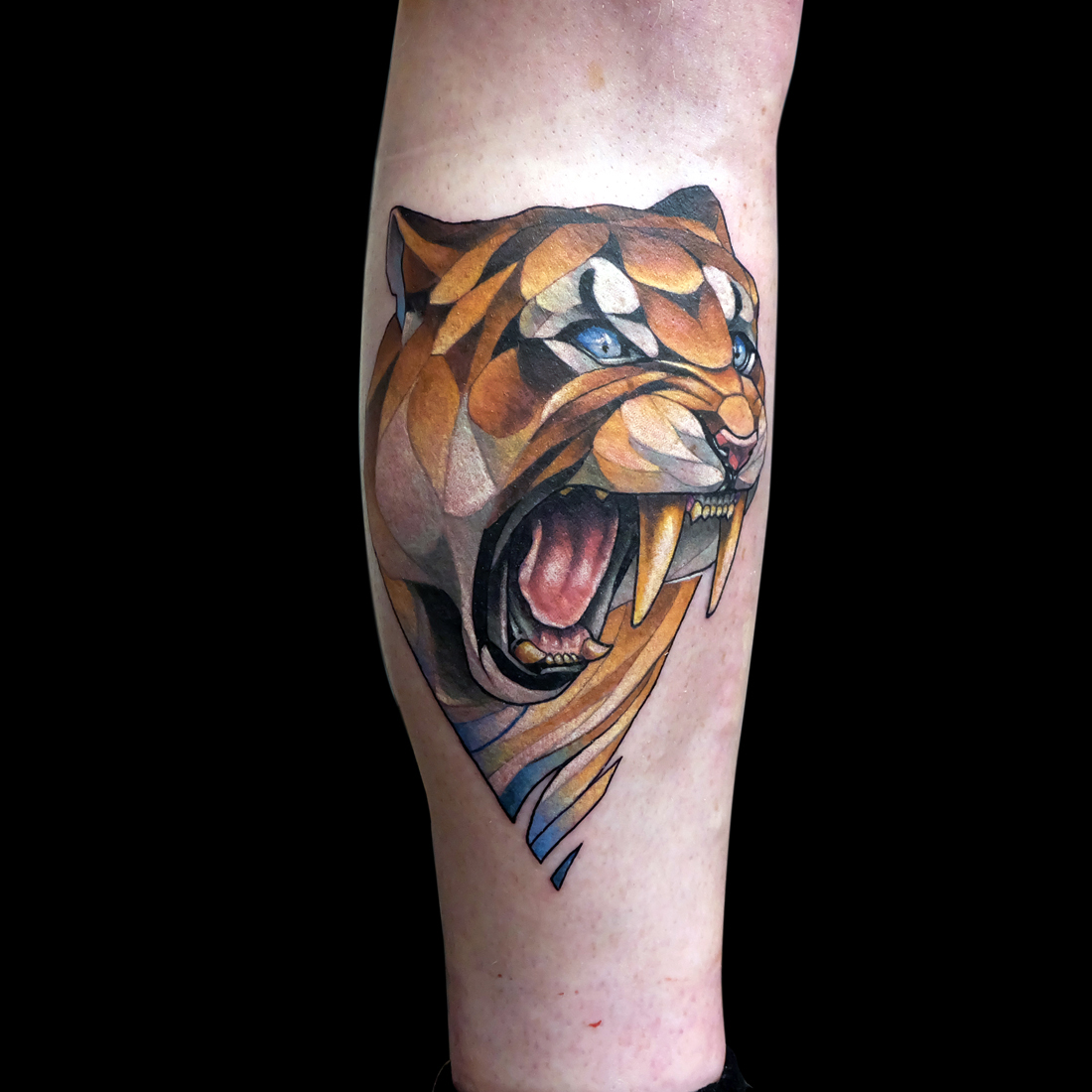 Tigre à dents de sabre couleur sur mollet par Dusty Brasseur