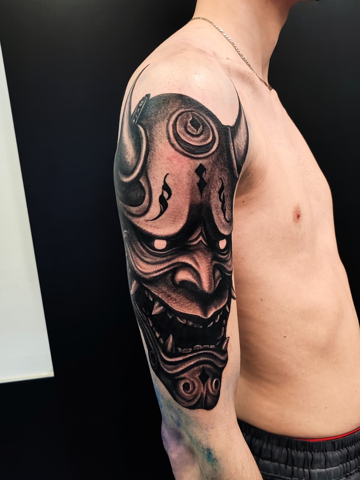 Masque hannya sur l'épaule, noir & gris — Pierre Cesbron