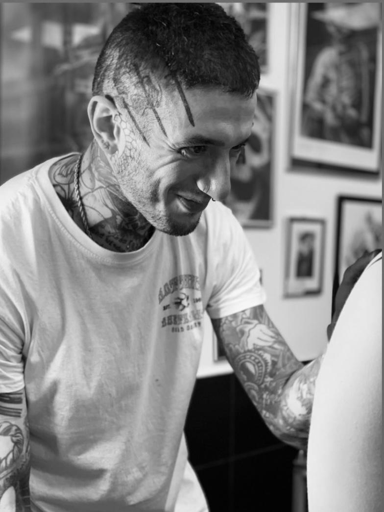 Nik Costaz — tatoueur chez Casa de Leões