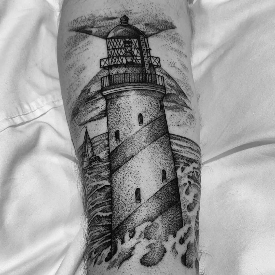 Phare et vagues en dotwork sur mollet — Nik Costaz