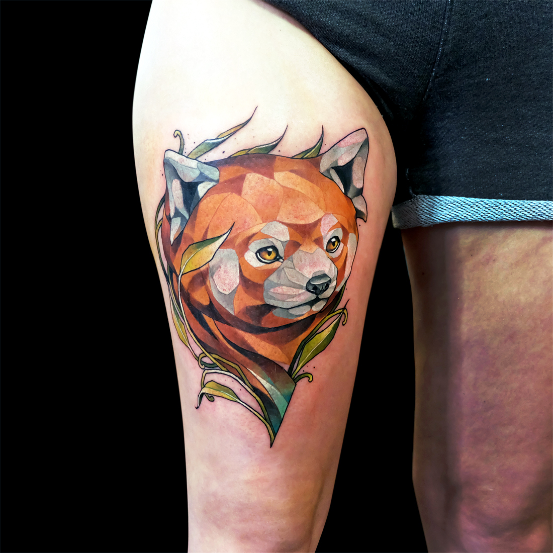 Panda roux couleur sur cuisse par Dusty Brasseur