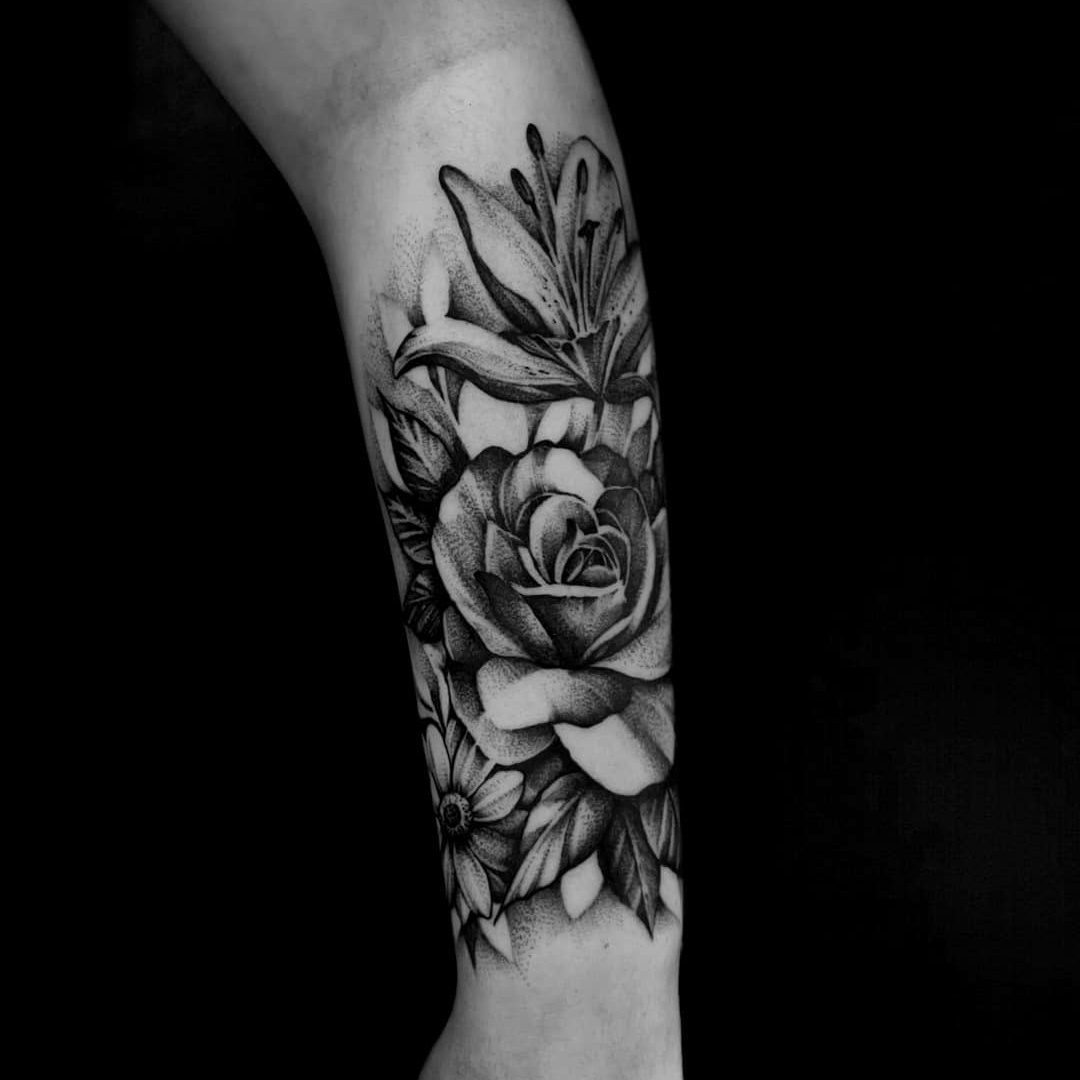 Rose et lys en dotwork sur avant-bras — Nik Costaz