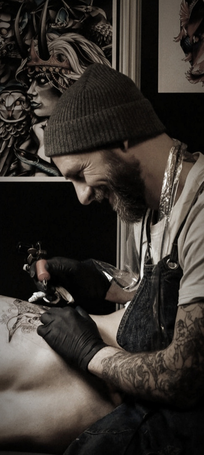 Dusty Brasseur en train de tatouer, guest artist chez Casa de Leões
