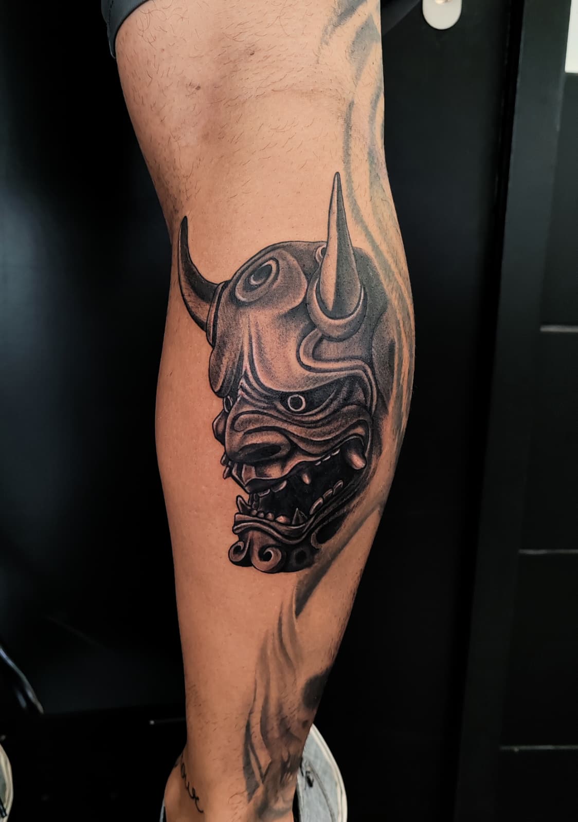 Masque hannya cornu sur le mollet, noir & gris — Pierre Cesbron