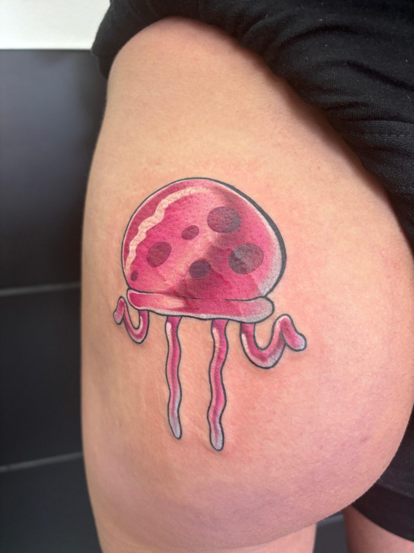 Petite méduse rose en couleur sur la cuisse — Chez Nanah