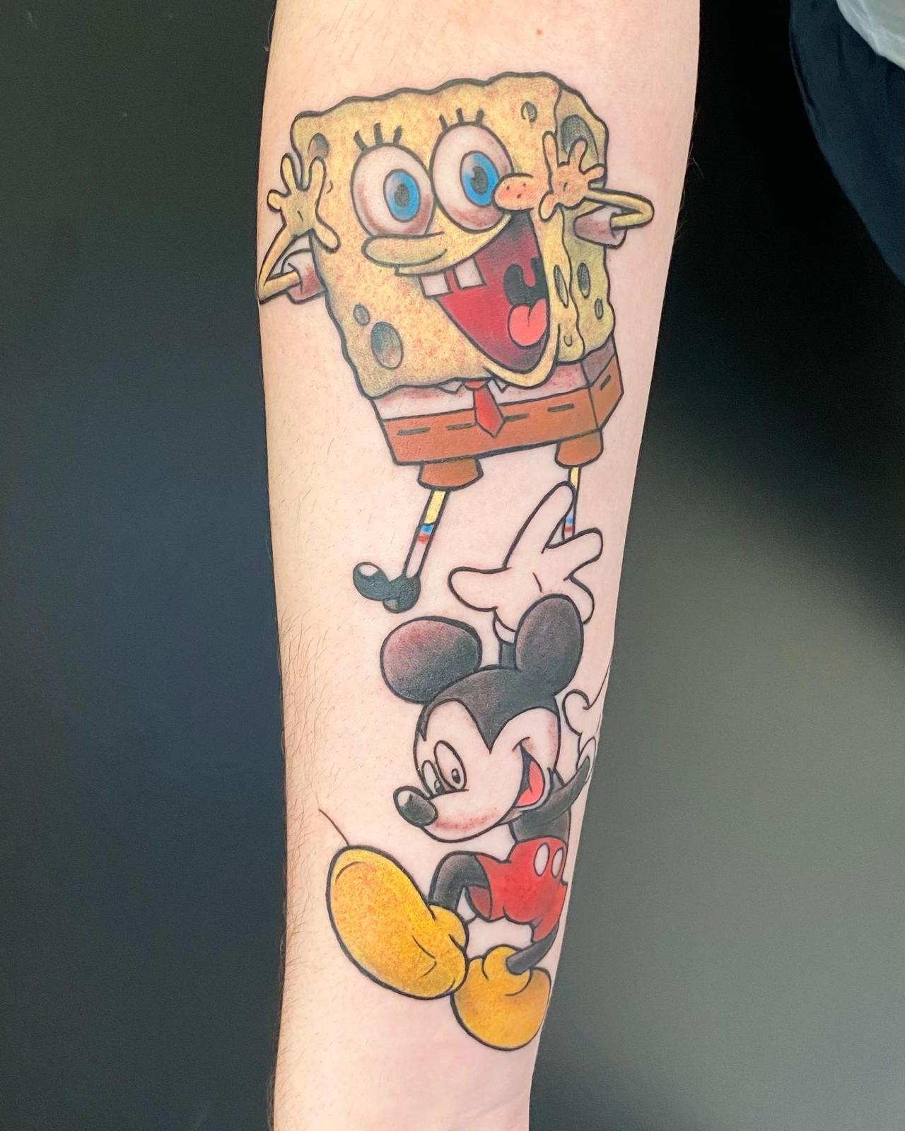 Bob l'éponge et Mickey en couleur sur avant-bras — Big Cyrus