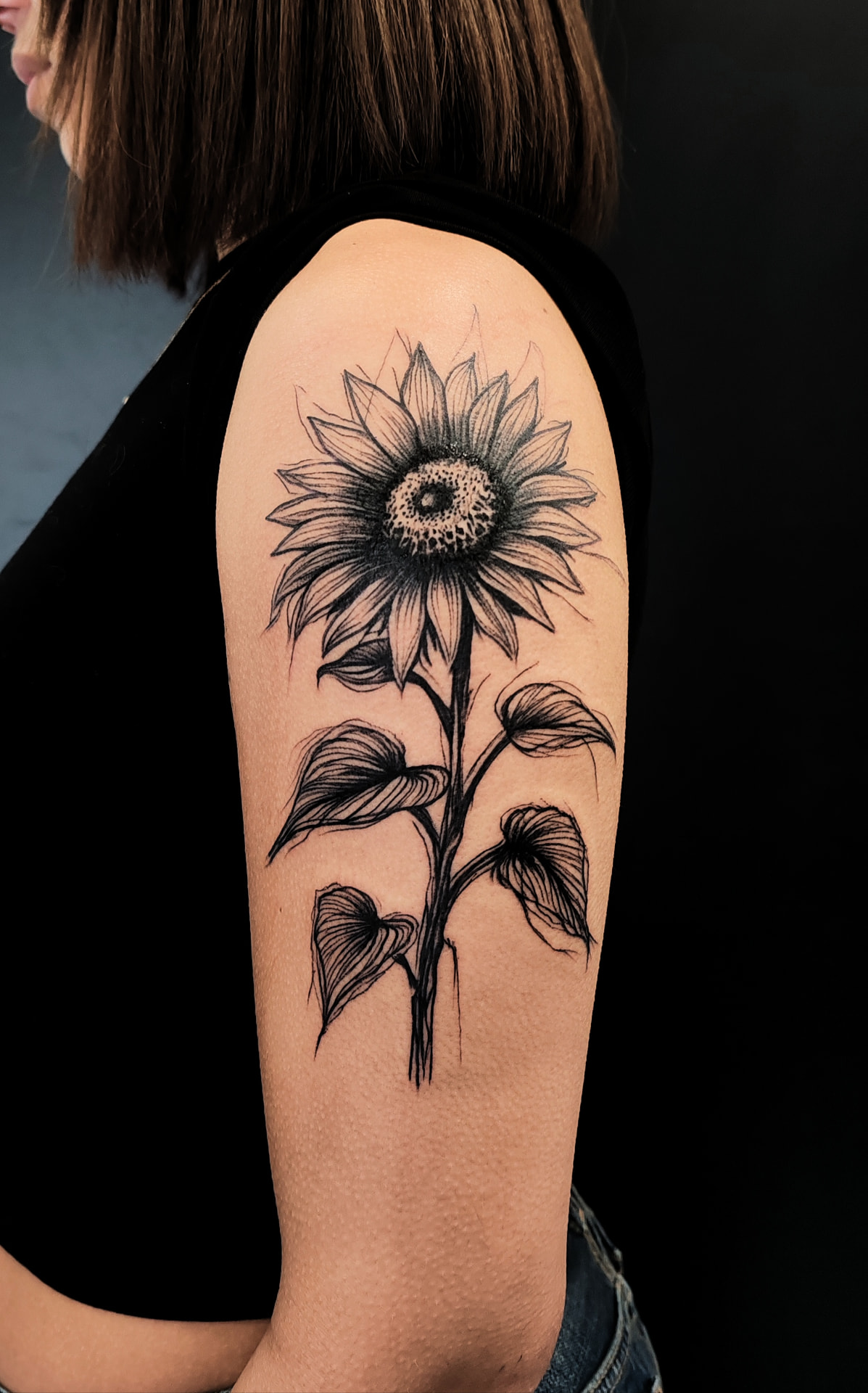 Tournesol sur le bras, style croquis noir & gris — Pierre Cesbron