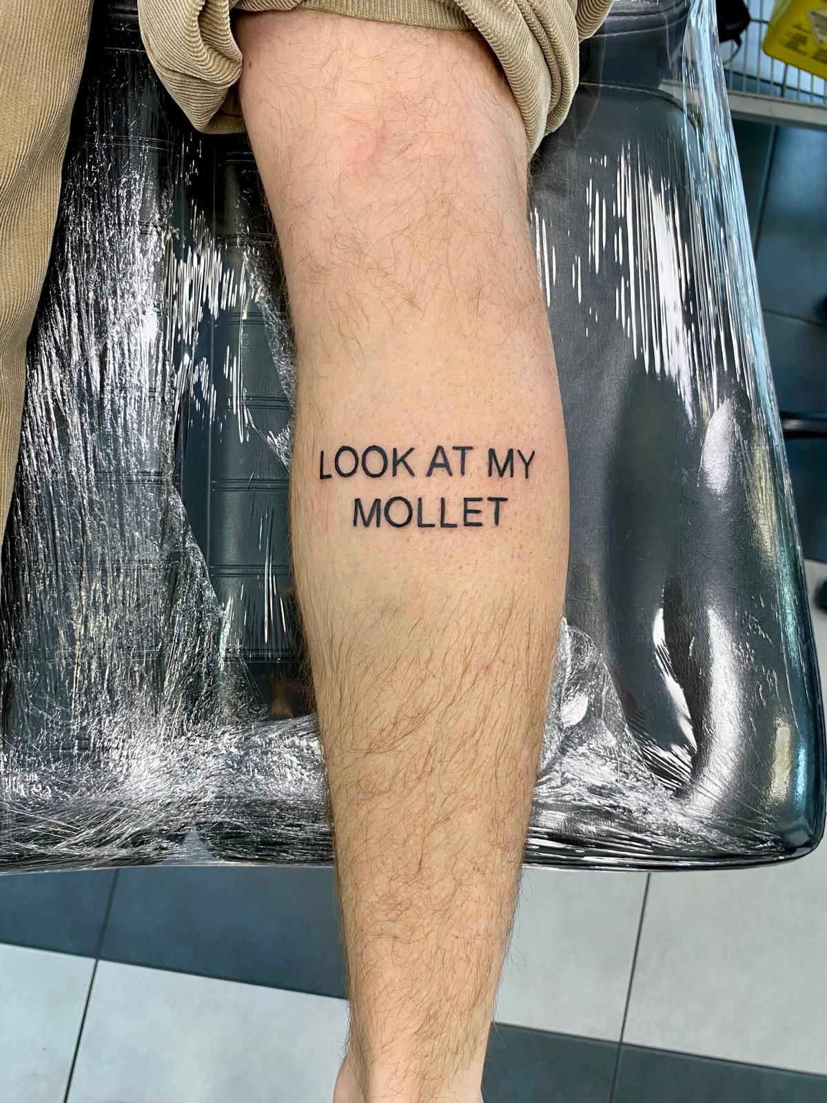 Lettrage « Look at my mollet » sur mollet — Big Cyrus