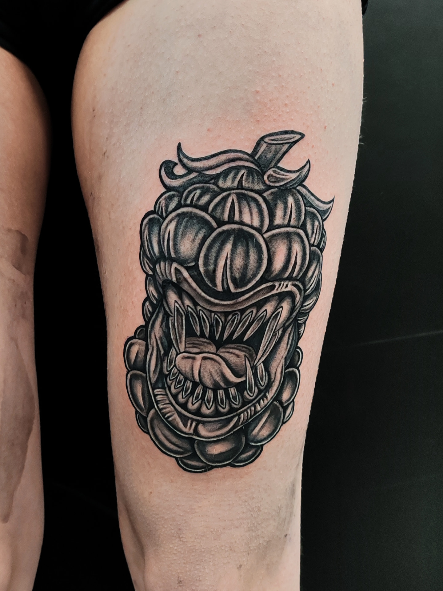 Monstre rieur sur la cuisse, noir & gris — Pierre Cesbron