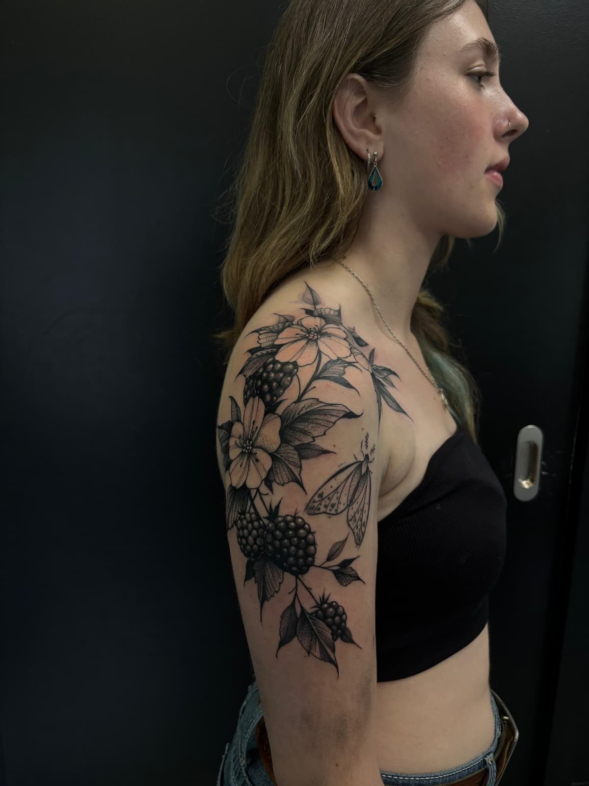 Fleurs, mûres et papillon de nuit sur l'épaule — Nik Costaz
