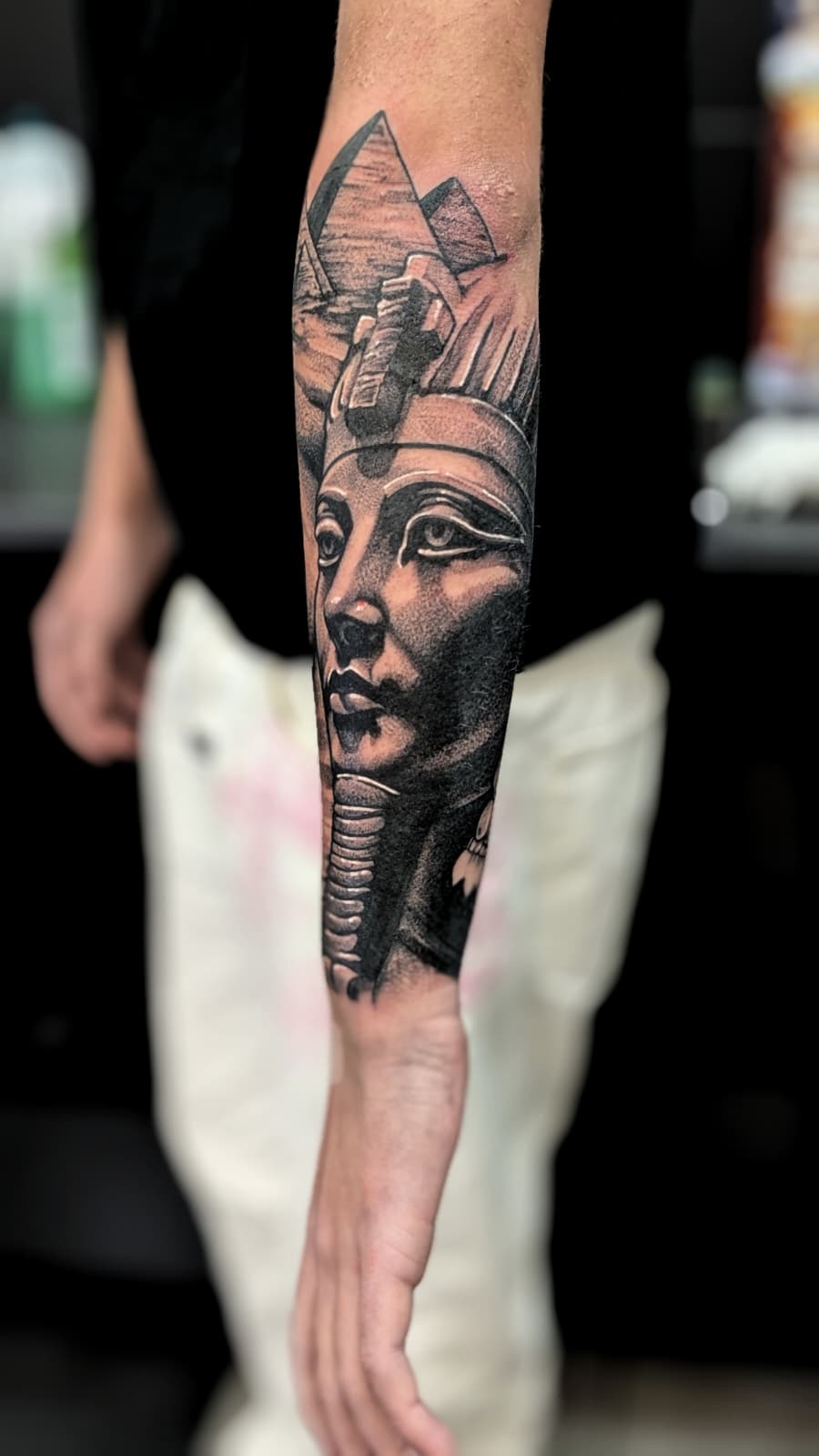 Pharaon et pyramides sur l'avant-bras — Nik Costaz