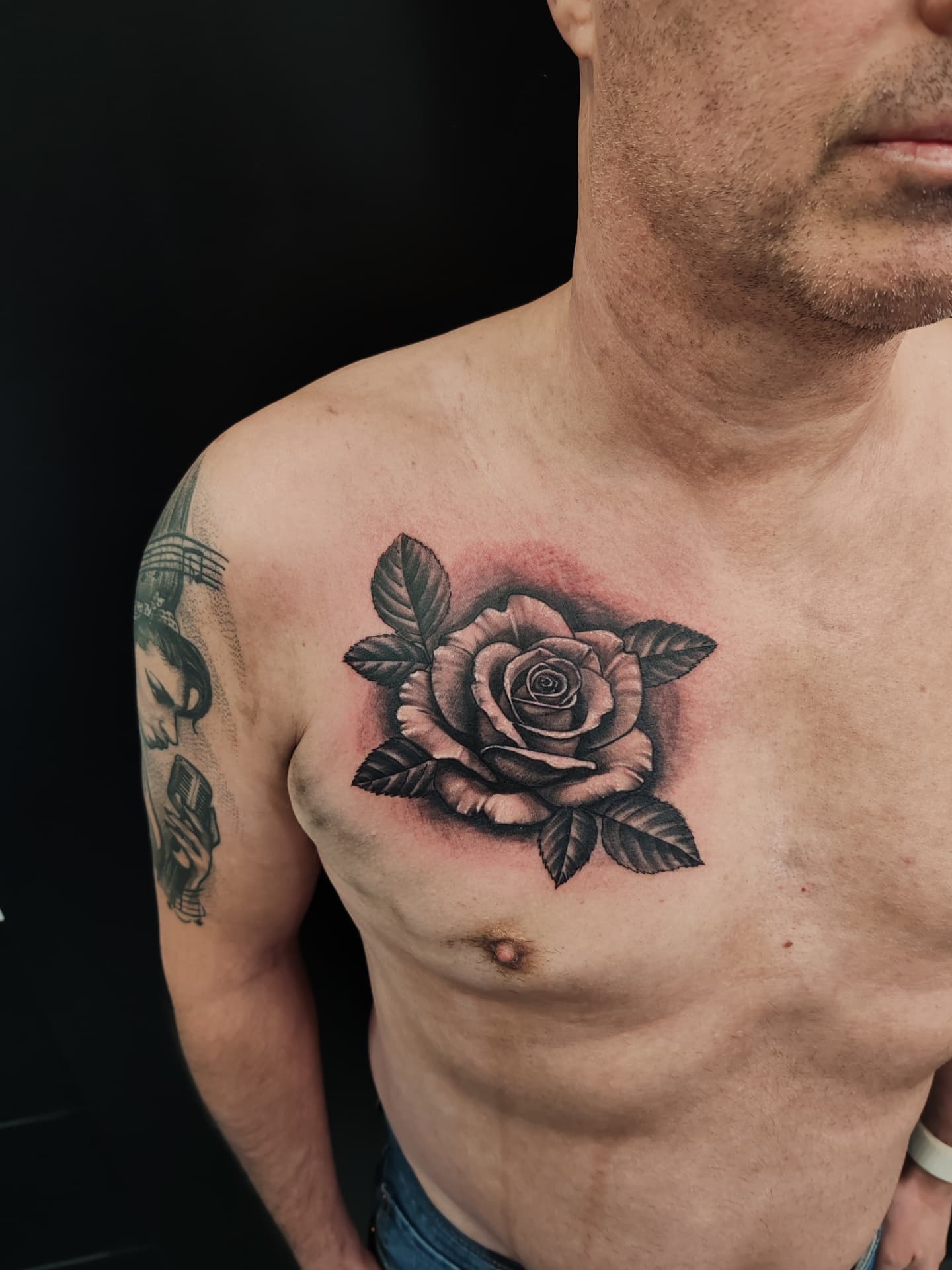 Rose réaliste sur la clavicule, noir & gris — Pierre Cesbron