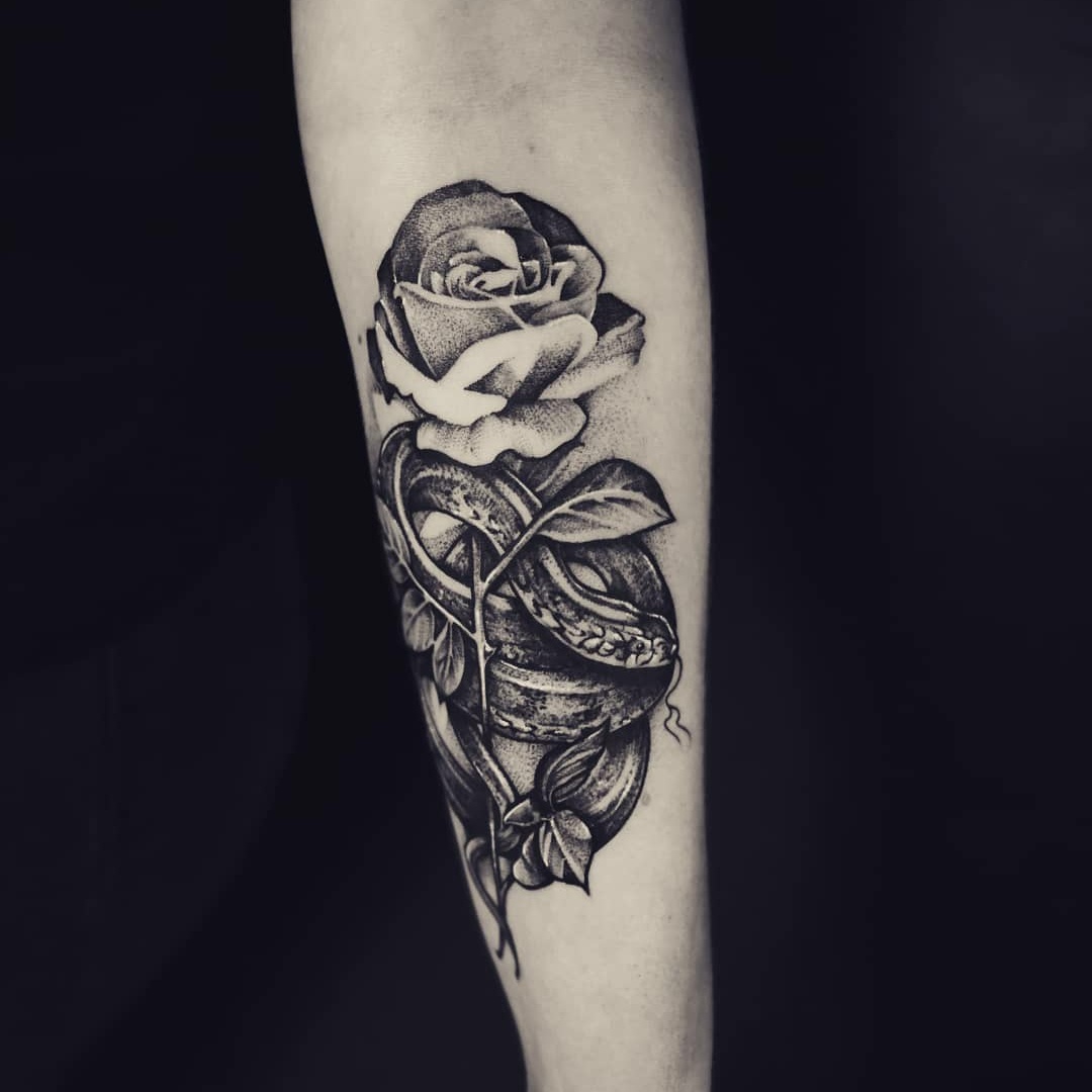 Rose et serpent en noir et gris sur avant-bras — Nik Costaz
