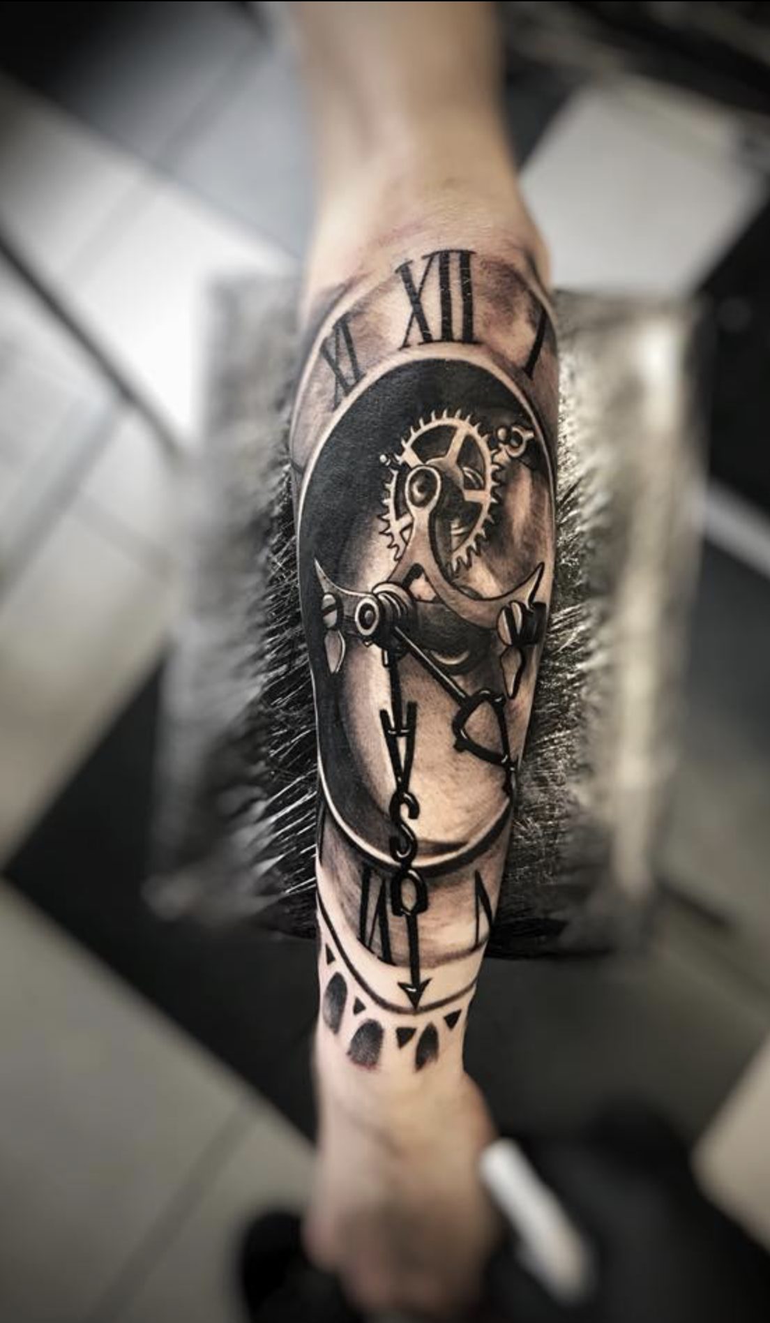 Tatouage réaliste noir et gris — horloge et rouages, Casa de Leões Nantes