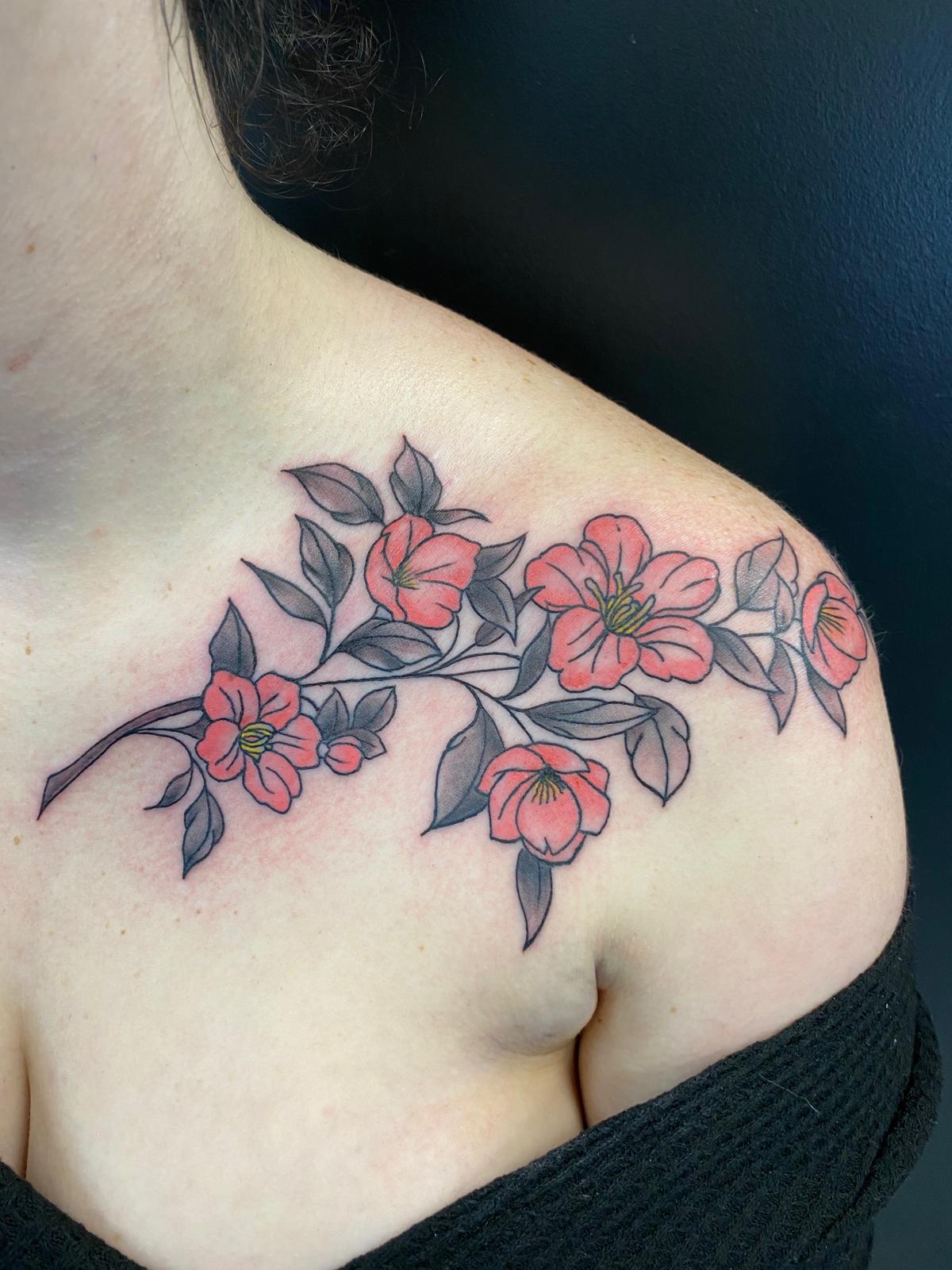Branche de fleurs rouges sur clavicule — Big Cyrus