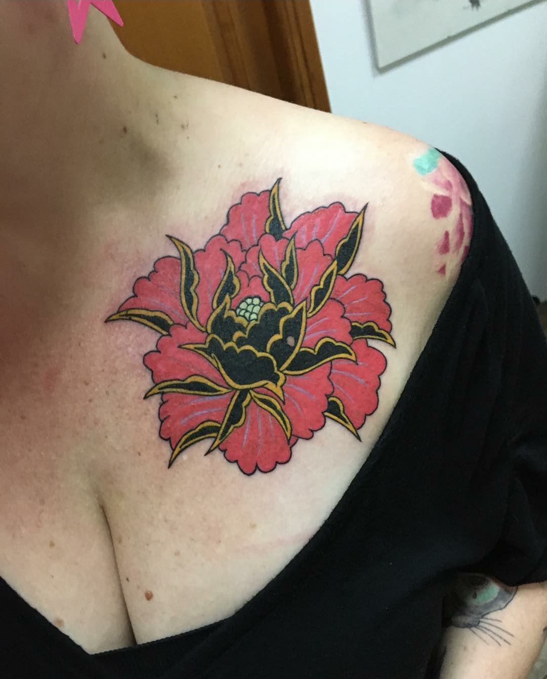 Pivoine japonaise rouge et or sur clavicule — Big Cyrus