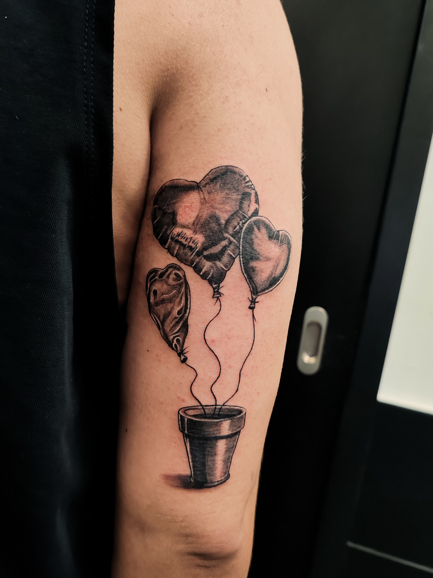 Ballons cœur et pot de fleurs sur l'avant-bras, noir & gris — Pierre Cesbron