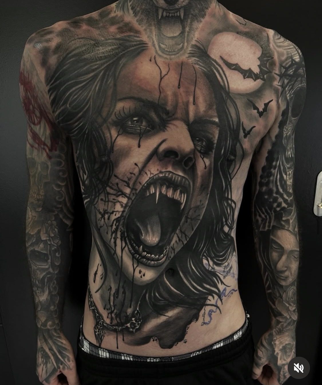 Vampire hurlante sur torse et ventre, réalisme noir & gris — Fabricio Mello