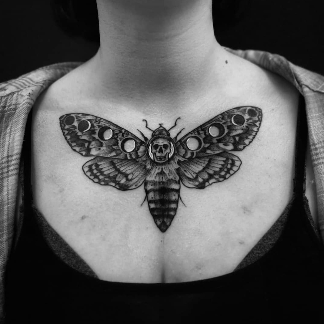 Sphinx tête de mort sur le torse, dotwork — Nik Costaz