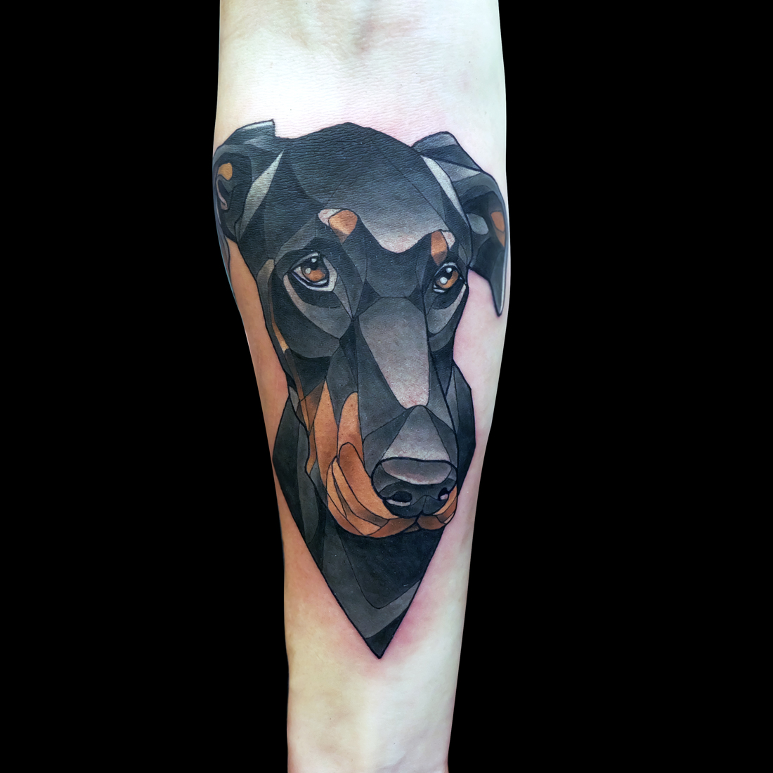 Doberman graphique sur avant-bras par Dusty Brasseur