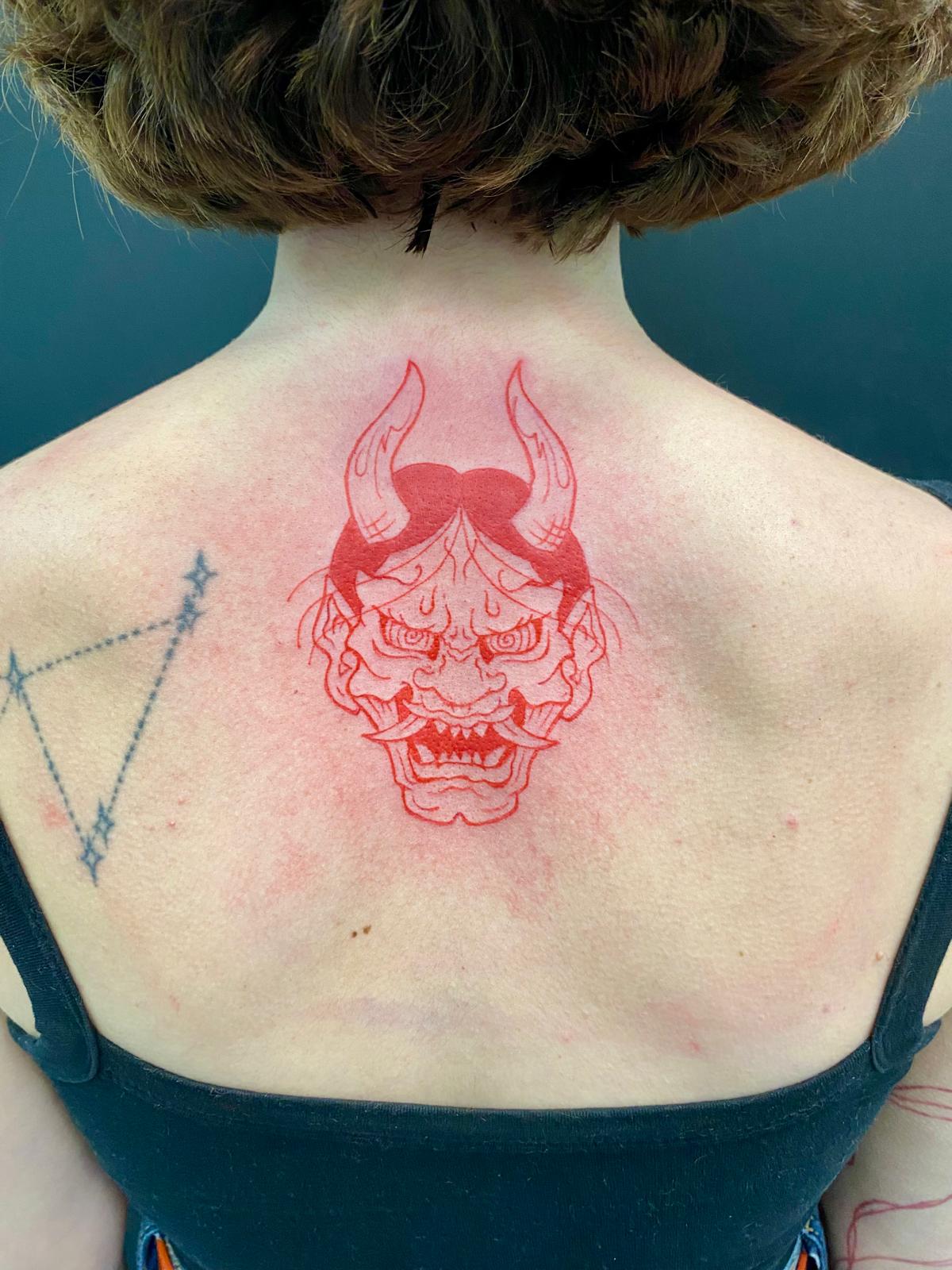 Masque Hannya en ligne rouge sur le haut du dos — Big Cyrus