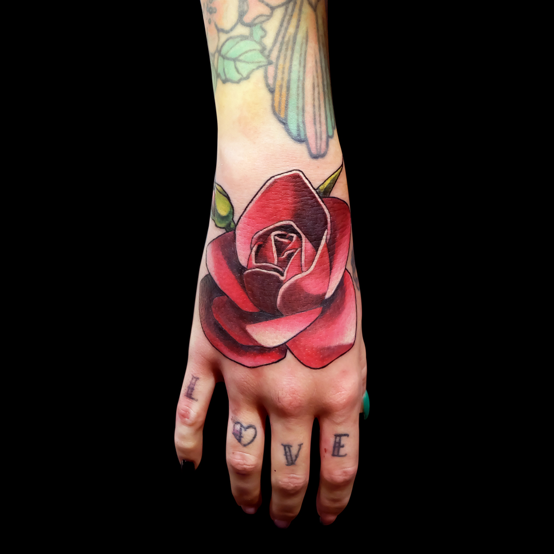 Rose rouge sur main par Dusty Brasseur