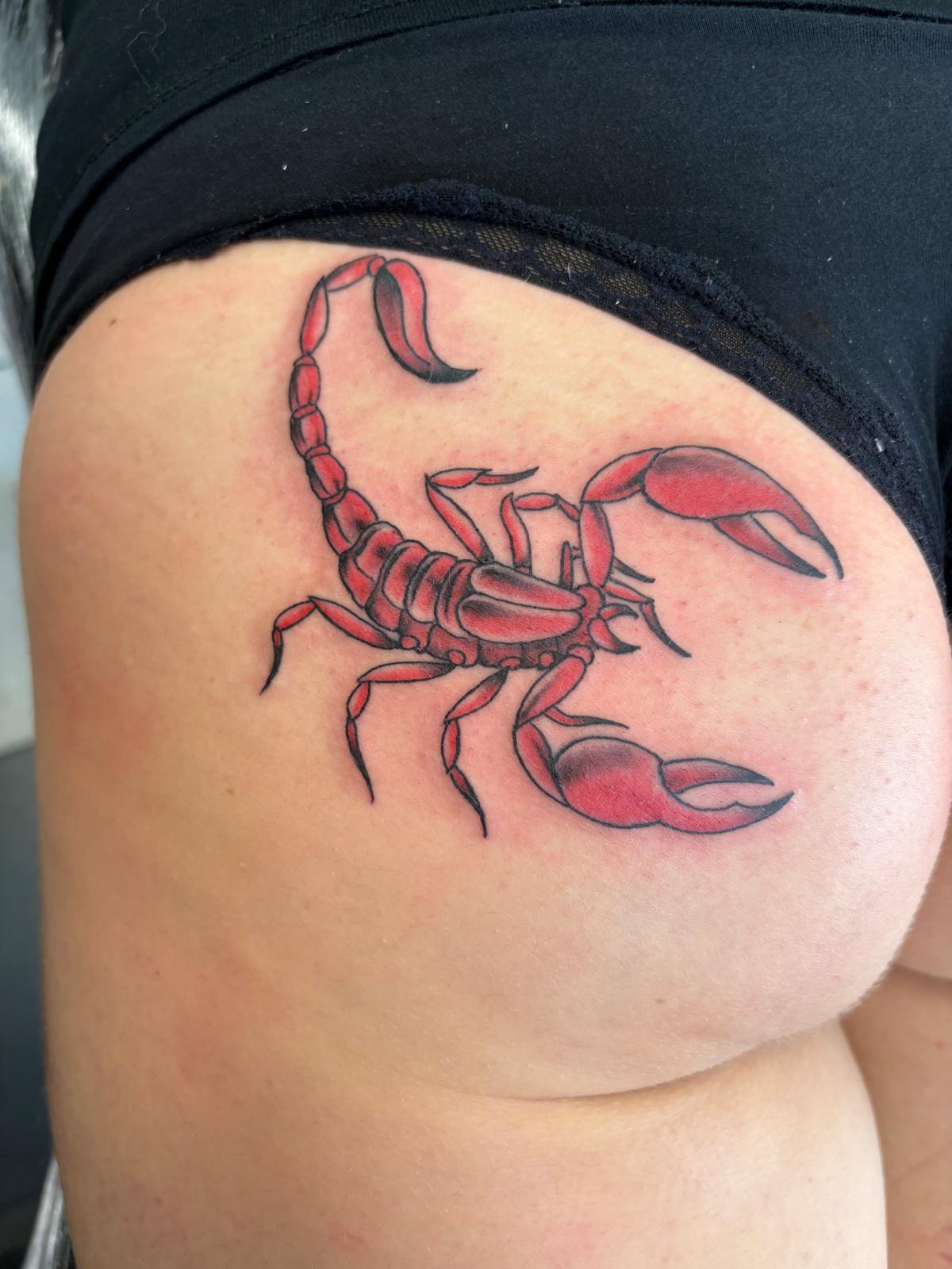Scorpion rouge sur hanche — Big Cyrus