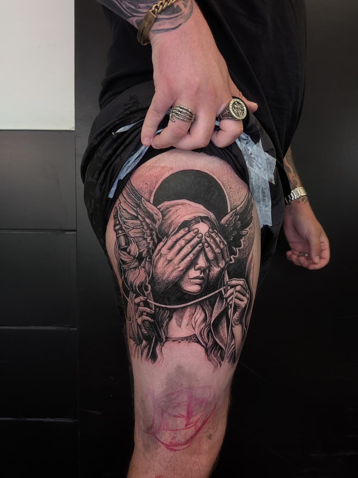 Ange aux yeux voilés et halo noir sur la cuisse — Nik Costaz