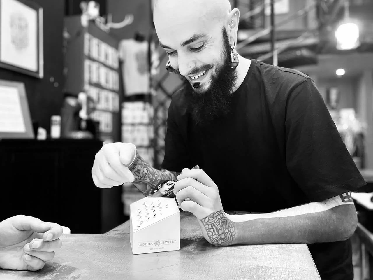 Pierceur au travail dans le studio Casa de Leões, sélection de bijoux haut de gamme