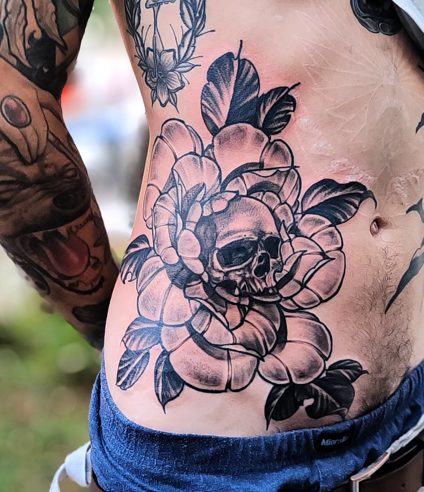 Pivoine et crâne sur les côtes, noir & gris — Pierre Cesbron