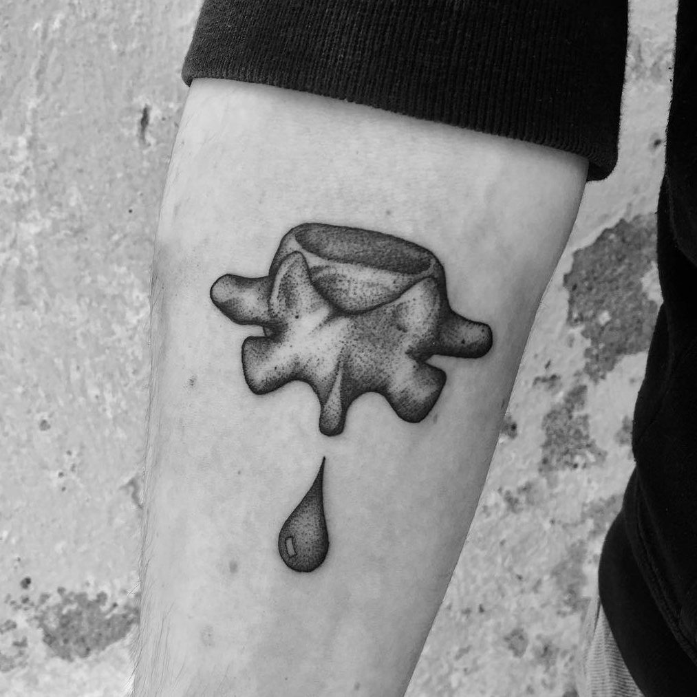 Vertèbre et goutte en dotwork sur avant-bras — Nik Costaz