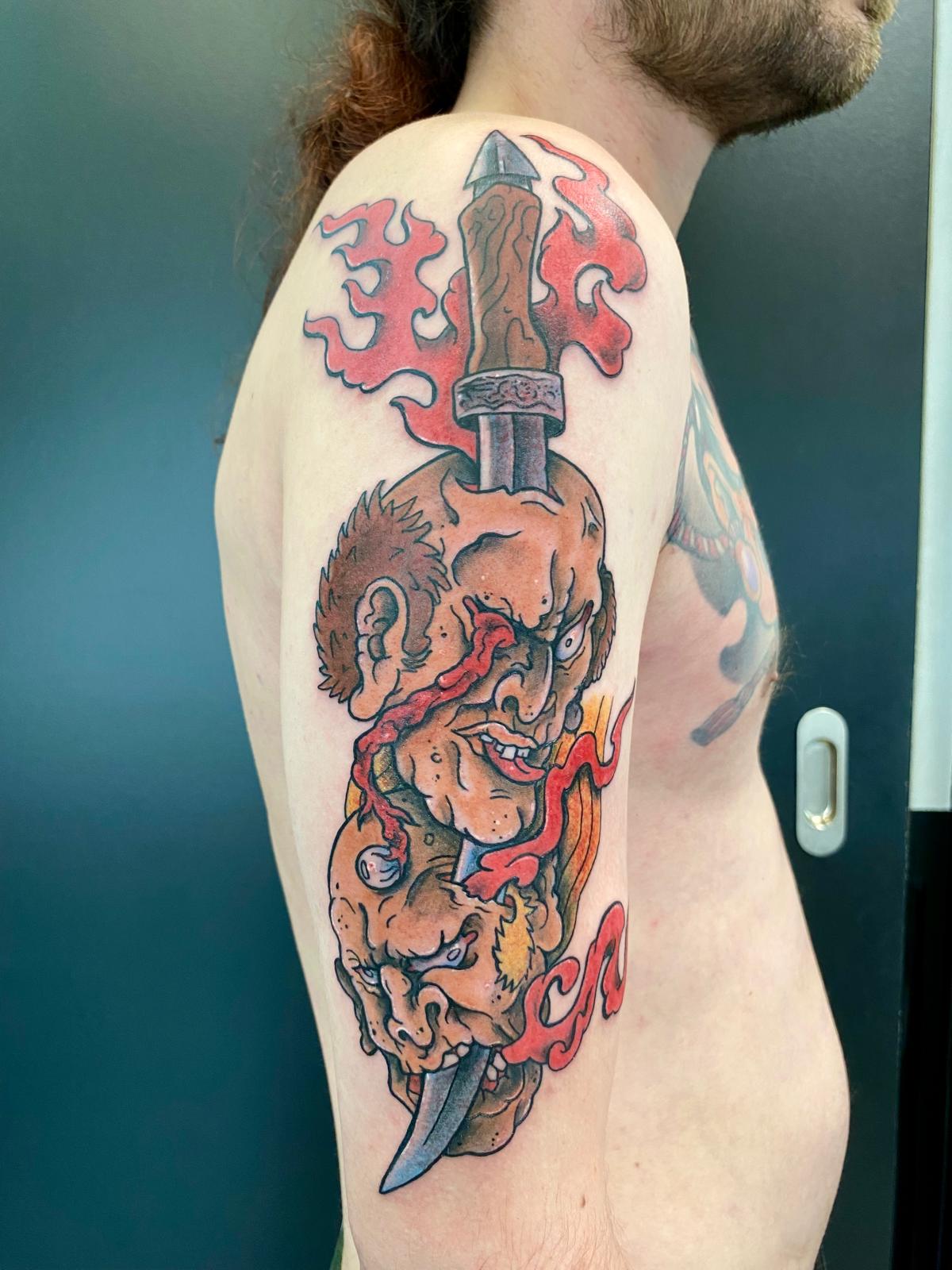 Démon japonais et dague enflammée en couleur sur épaule — Big Cyrus