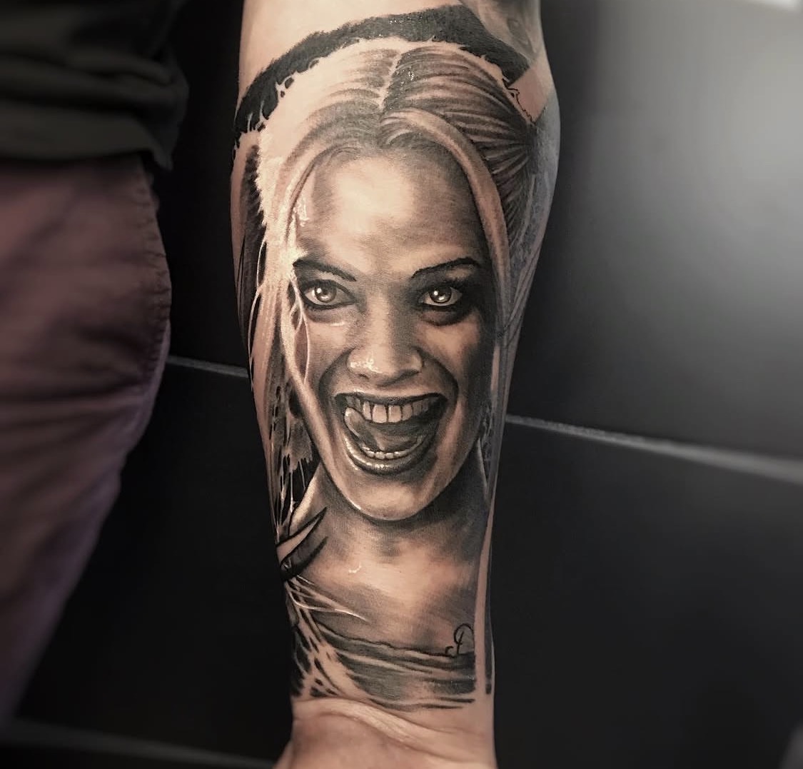 Portrait réaliste de Harley Quinn sur avant-bras, noir & gris — Fabricio Mello