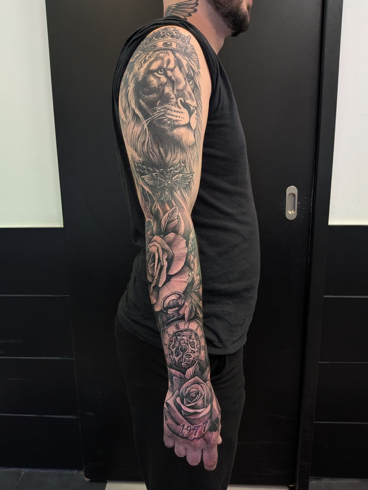 Manchette lion couronné, roses et montre à gousset — Nik Costaz